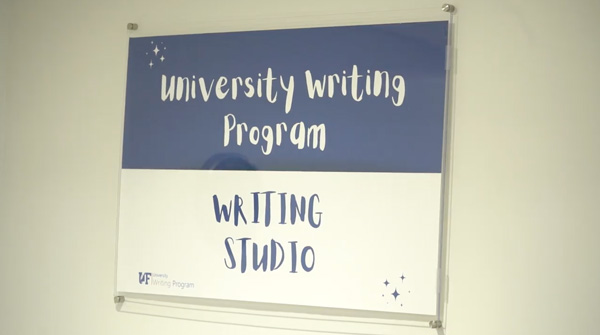 Arwydd yn dweud 'university writing program. Writing studio'